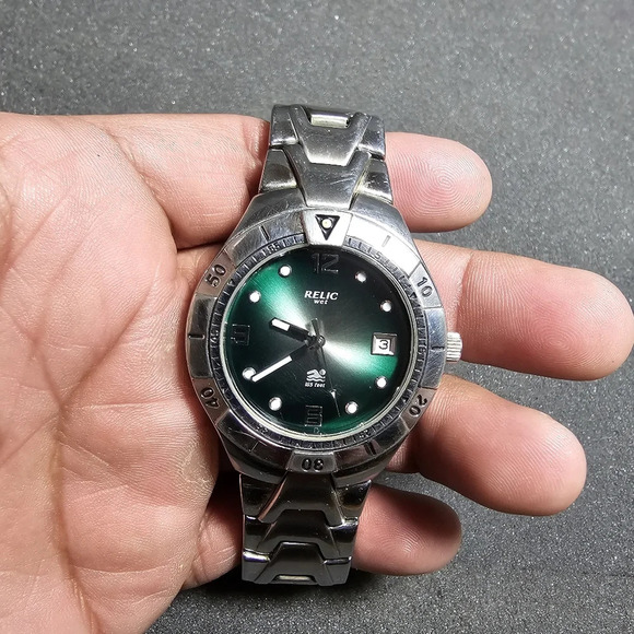 Relic Wet Mens Quartz Watch WR Silver Tone Green Date Just Dial Working ZR11601 - Picture 1 of 10